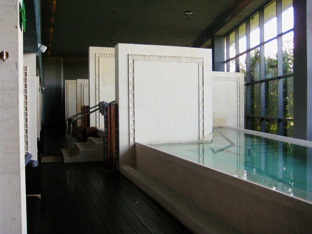 Spa indoor pool